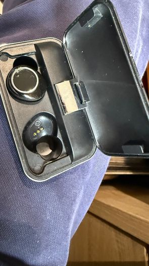 Vanko etui charger with one earbud