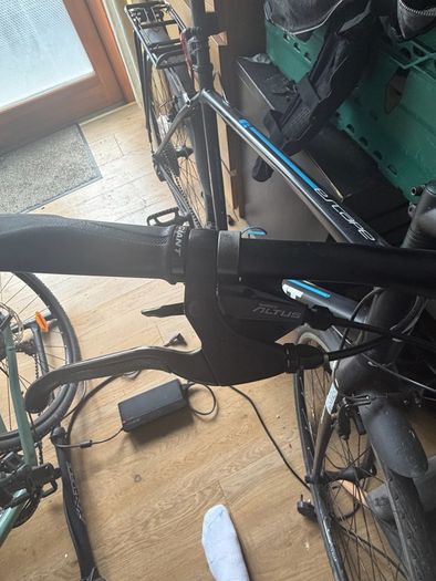 Giant Hybrid Commuter Bike - Large Frame - QUICK SALE