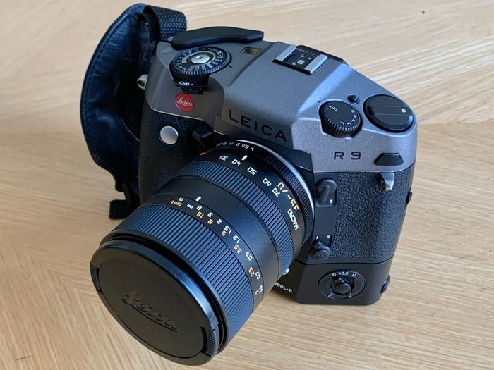 Leica R9 (anthracite finish) with Digital-Modul-R digital back