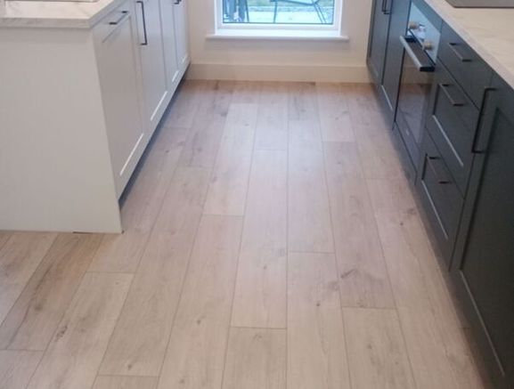 Laying floor panels