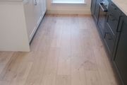 Laying floor panels