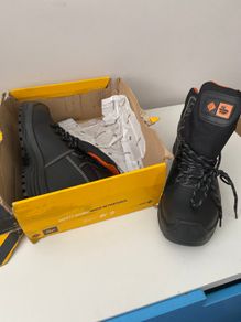 Safety shoes