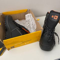 Safety shoes