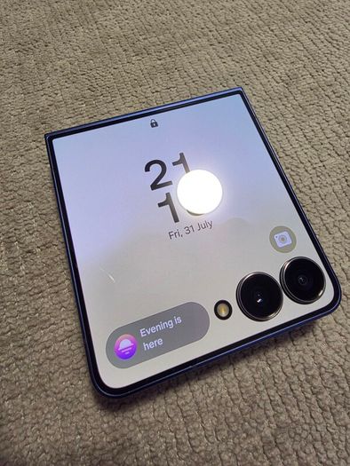 Samsung Galaxy Z Flip 7 512GB - Like New, 1 year old -12 mth Samsung Waranty -Blue color