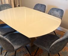 Extendable dining table with 8 chairs
