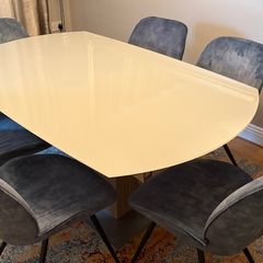 Extendable dining table with 8 chairs