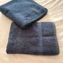 2 x bath towels. 2 x facecloths. Navy. Cotton. Image 8