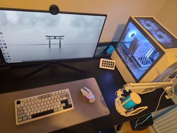 High End White build Gaming PC / streaming set up