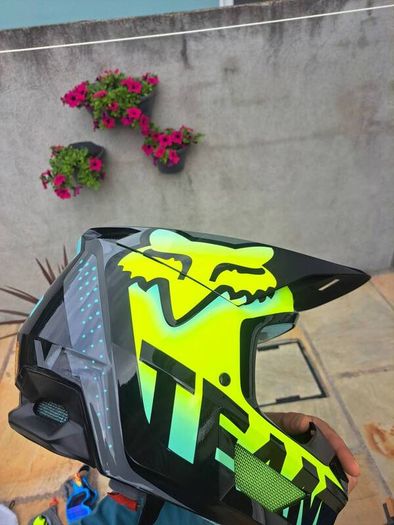 Fox V1 MIPS motorcross helmet