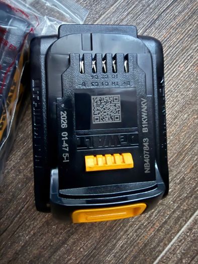 Dewalt 2 x 4.0Ah Li-Ion Batteries + charger