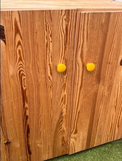 Free cabinet for storage !