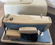 Excellent condition, Vintage Sewing Machine.  Merritt Model 152