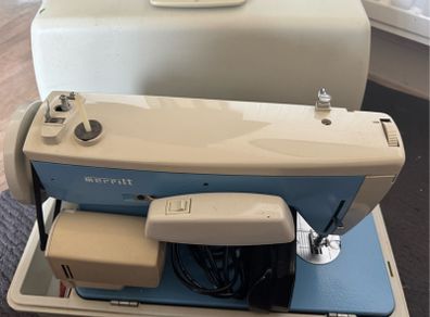 Excellent condition, Vintage Sewing Machine.  Merritt Model 152