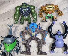 Big deluxe Ben 10 figures