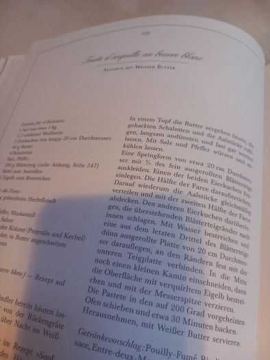 3 hardback books on cooking, 1 French, 2 in German, D18 post 16e