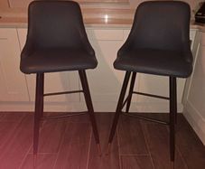2 bar stools
