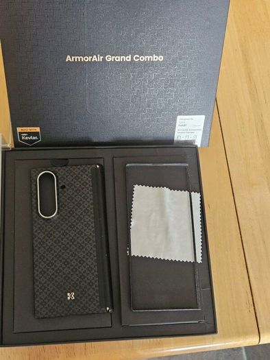 Samsung Z Fold 7 256GB Mint Condition 9 Months Old with receipt unlocked to any Network and with Accessories.