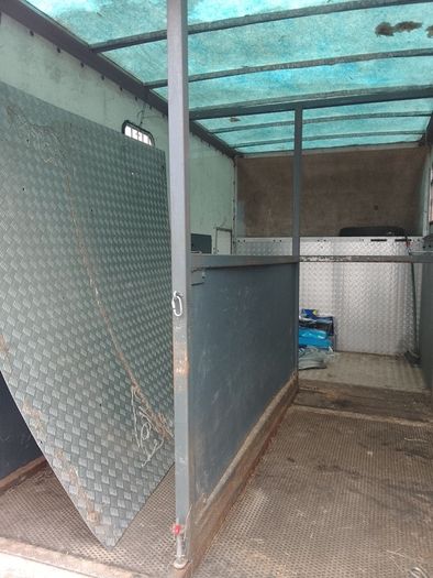 horsebox partition