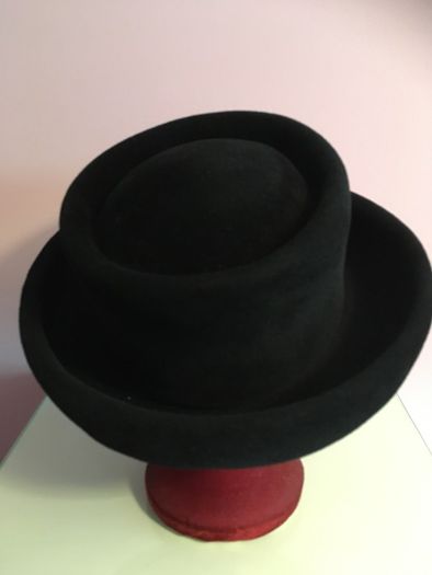 Vintage WHITELEY Classic Brimmed Felt HAT  with free Hat Pin