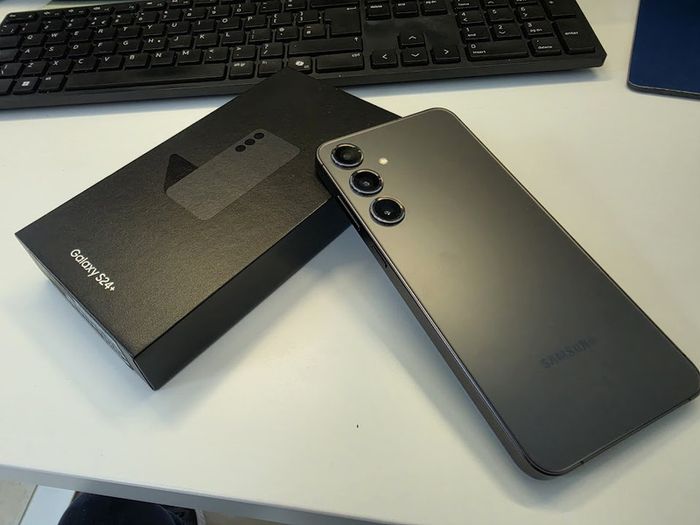 Samsung Galaxy S24+ (Onyx Black, 256GB, 12GB RAM)