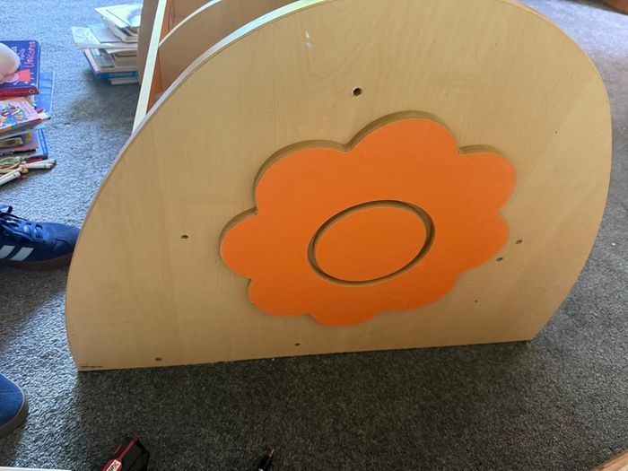 Bookshelf seat for kids