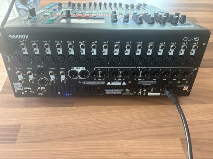 Allen & Heath QU-16 with case