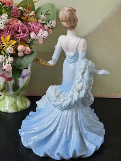 Coalport Figurine of the year 1999 Ladies Of Fashion" Debbie"