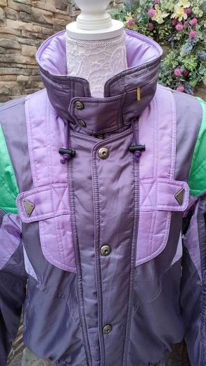 Vintage Descente 1980s ski jacket Official supplier of the Suisse ski team This is a rare and unique piece The quality and finish on the jacket is extremely high  It's in mint condition for its age Size medium