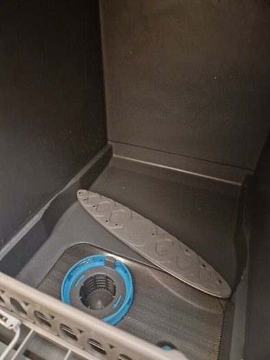 Compact dishwasher in red