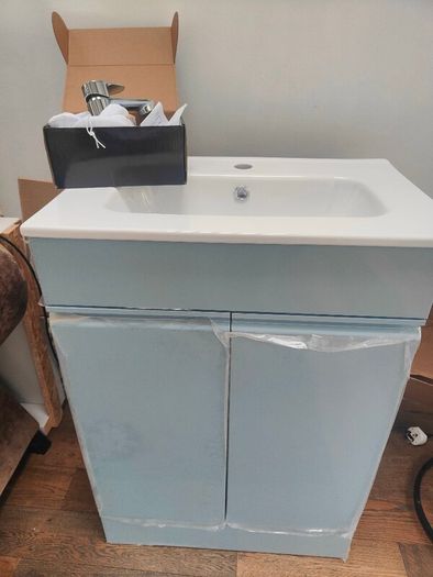 vanity unit, sink and tap