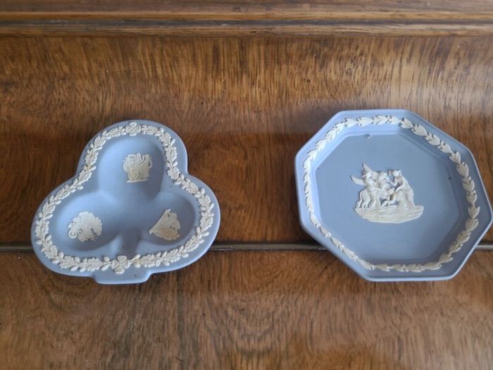 2 x small Wedgwood dishes