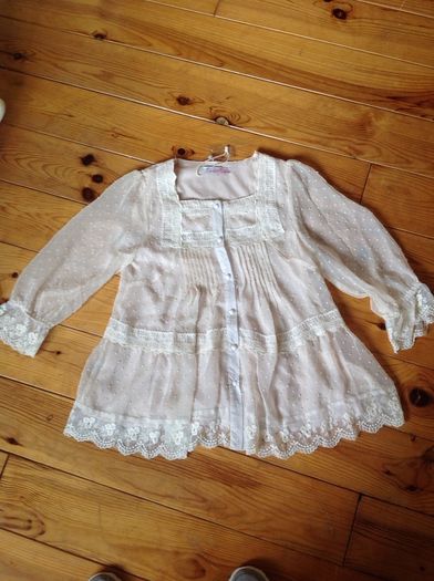 BNWOT Size M Cream Chiffon Top
