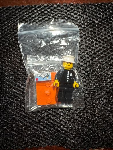 LEGO Minifigures Series 18 - Rare Classic Police Officer 1978 (71021)