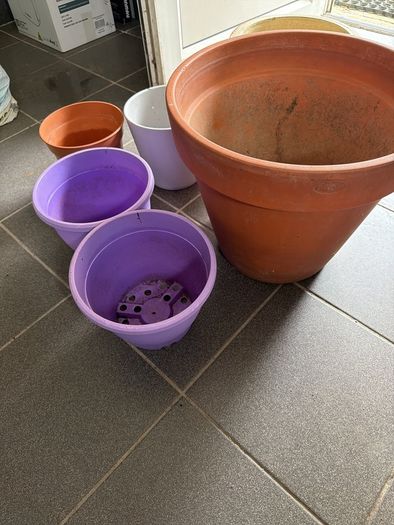 6 plant pots 3 ceramic and 3 plastic
