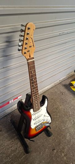 Burwood electric guitar 3/4 size