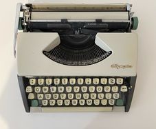 Vintage Olympia Werke AG Wilhelmshafen Portable Typewriter De Luxe