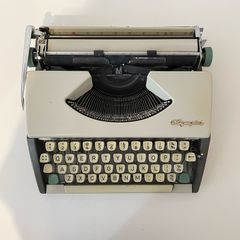 Vintage Olympia Werke AG Wilhelmshafen Portable Typewriter De Luxe
