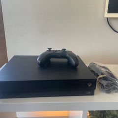 Xbox One X (1TB)