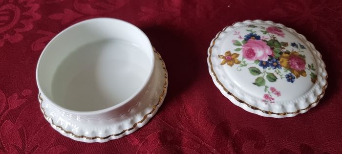 Crown Fine Bone China Gold Gilt Floral Spray Jewelry Trinket Box / Dish With Lid Made In England