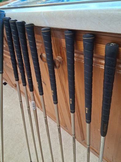Ladies Golf Clubs. Set Of Right Handed Ladies Flex Graphite Golf Clubs In Excellent Condition. Collect In Dublin Or Receive Via Post.