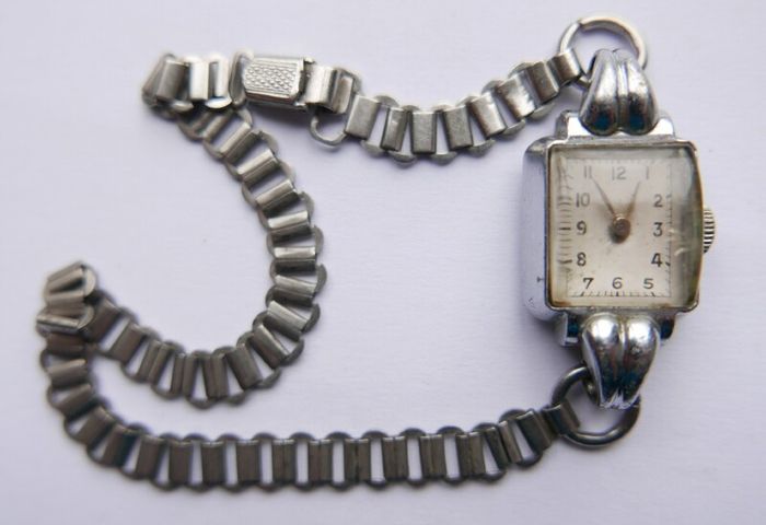 Vintage 1940 / 1950s art deco Silver Chrome Square Bezel Case Ladies watch / art deco cocktail watch, works well