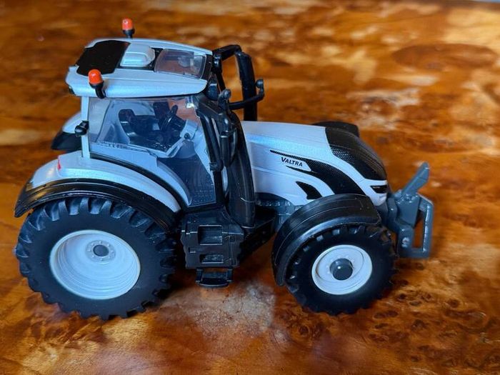 Britains 43215 Valtra T254 Versu Silver