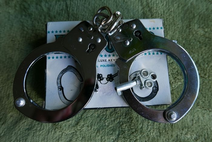 Hand Cuffs with one key