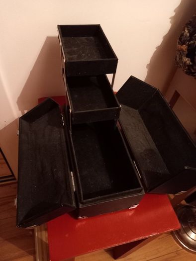 Aaron de Mey MUA beauty make up case box