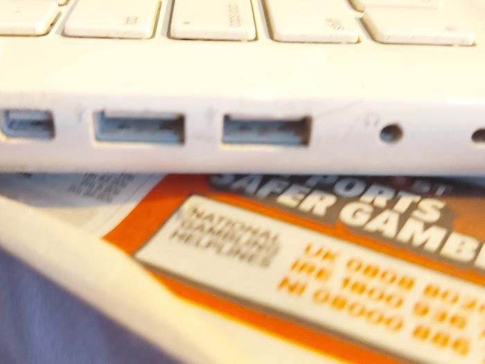 Vintage Apple MacBOOK, account password locked, in excellent cosmetic condition, excellent Battery