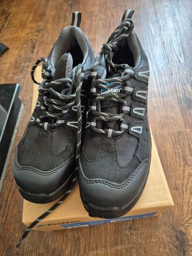 New steel toe cap shoes