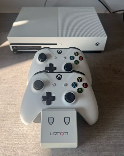 X Box One S + 2 Controllers + Charge Dock