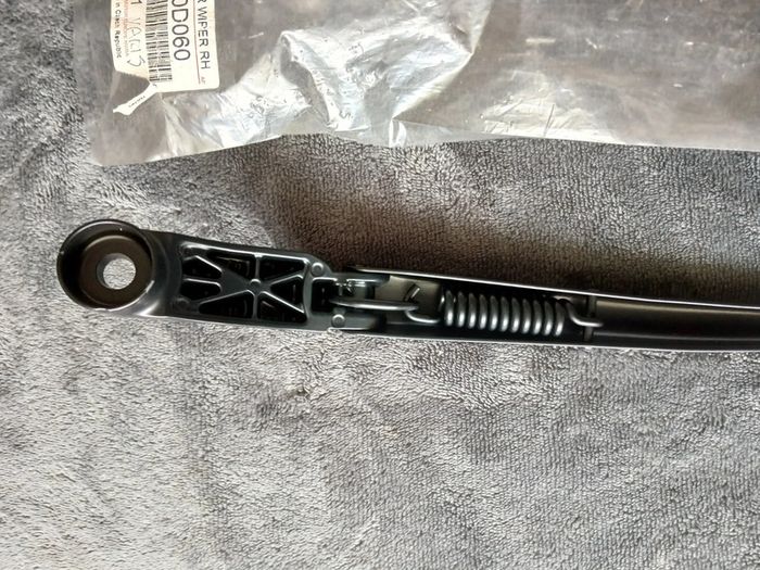 Genuine Toyota Yaris 05-11 (arm, Front Wiper, Rh) Part 85211-0d060