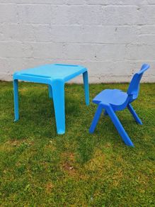 kids table and chair
