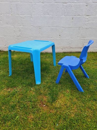 kids table and chair